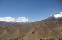 Dhakmar - col Mui la (4 100 m) - Ghar Gompa (3920 m) - col Marang la (4230 m) - col Chogo la ( 4320 m) - Lomanthang (3 840 m).